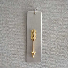 Load image into Gallery viewer, Arrow Plate Charm  (L)