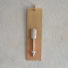 Load image into Gallery viewer, Arrow Plate Charm  (L)